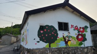 3.사진(영광군은 청정전남 으뜸마을 만들기 사업에 46개 마을이 사업추진하고 있다고 밝혔다. 사진은 묘량면 장동마을 벽화그리기 사업중 일부.jpeg