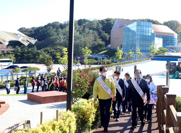2.제14회 치매 극복의 날 기념 행사로 영광우산공원 걷기를 시작으로 캠페인을 성황리에 마쳤다 .JPG