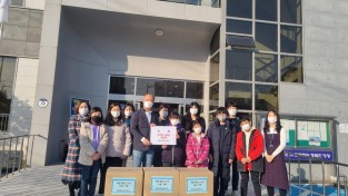 3.영광초등학교 학생들이 직접만든 고추장을 영과읍 나눔냉장고에 기부하였다..jpg
