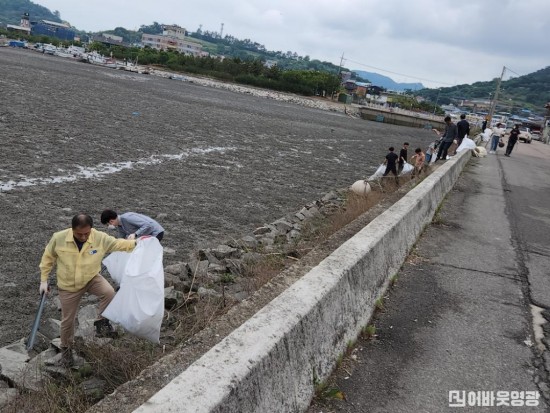 5. 법성면 해양쓰레기 수거 사진.jpg