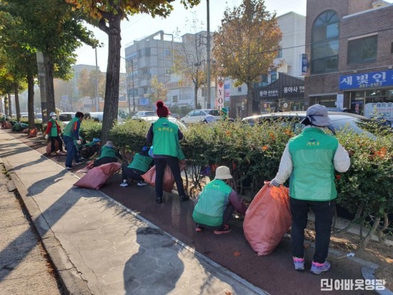 7.영광군 사회단체, 가로화단 가꾸기 활동 실시.jpg