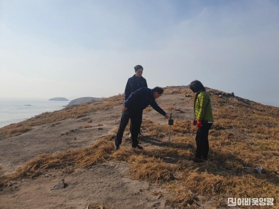 2. 김장오 영광부군수, 조류 연구를 위해 설치된 장비를 점검하고 있다. (육산도).jpg