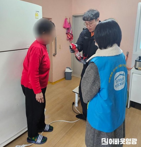 1.사진(대마면 복지기동대, 119 생활안전순찰대 합동 취약계층 대상 화재예방 안전꾸러미 전달).jpg