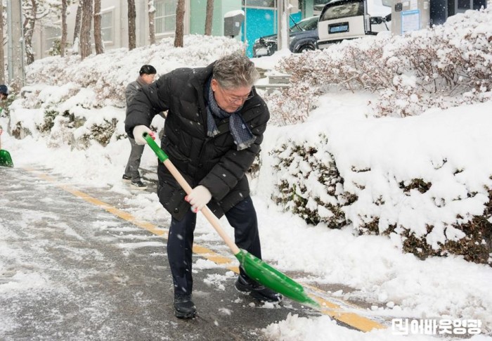 5.사진(영광군, 새해 맞이, 영광군 직원들과 함께 눈 치우기 나서)2 (2).jpg