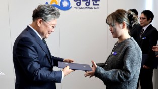 6.사진(신규 공무원 임용장 교부) (1).JPG