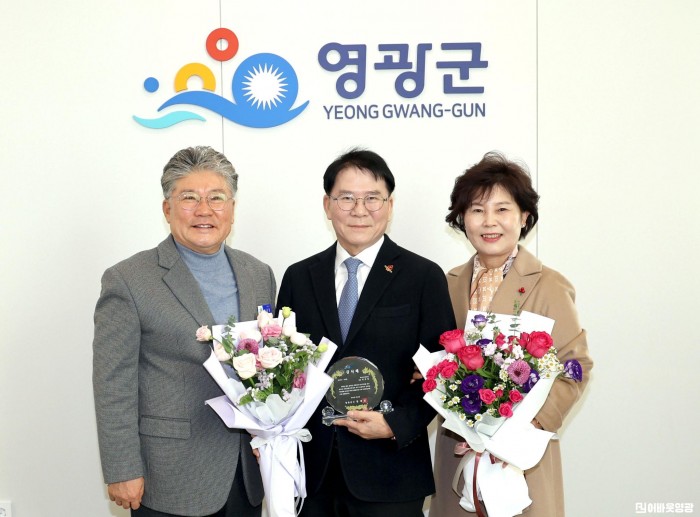 1.사진(제이아이글로벌 정인철 대표 고향사랑기부금 2천만 원 기탁)1.JPG