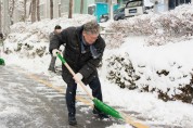 영광군, 새해 첫날 ‘전 직원 제설’…대설에 시가지 21개 도로·보행로 눈 치웠다