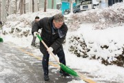 영광군, 새해 첫날 ‘전 직원 제설’…대설에 시가지 21개 도로·보행로 눈 치웠다
