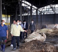 김준성 영광군수, 화재 피해 축산농가 위로 방문
