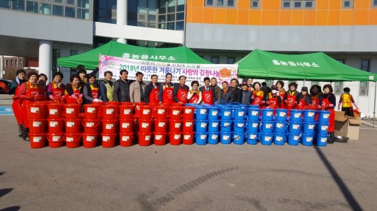 홍농읍 사랑의 김장 나눔행사 축제로 자리잡다 1.jpg