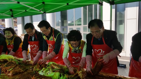 홍농읍 사랑의 김장 나눔행사 축제로 자리잡다 2.jpg