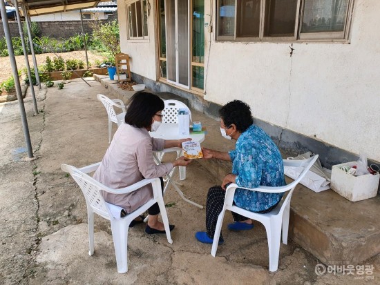 5.보도자료(묘량면 안전 취약계층 비상연락망 제작배부).jpg