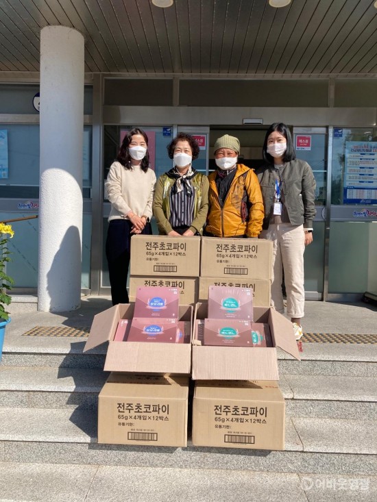 2..군남면 농업회사법인 하나식품(주)는 지난 22일, 군남면사무소를 방문해 지역내 어려운 이웃에 전해달라며 찰보리빵 10박스, 마드렌느 10박스를 기부했다. 왼쪽 2번째부터 김란 군남면장, 하나식품(주) 원상회 대표.JPG