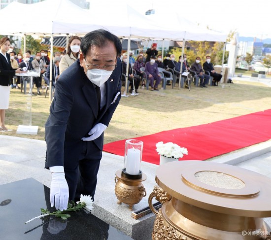 1.영광군은 지난 21일, 우산공원에서 한국전쟁 전후 민간인희생자 위령탑 제막식 및 합동위령제 행사를 가졌다. 김준성 영광군수가 헌화를 하고있는 모습.JPG