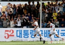 3.2019년 제52회 대통령금배 전국고등학교 축구대회 영광FC 선수가 골을 넣고 환호하고 있다..jpg