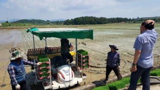 읍면1.사진자료(영광읍 영농현장 방문 농업인 격려) (1).jpg