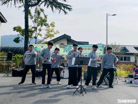 2.사진자료(군남중학교 가을감성버스킹 공연) (1).jpg