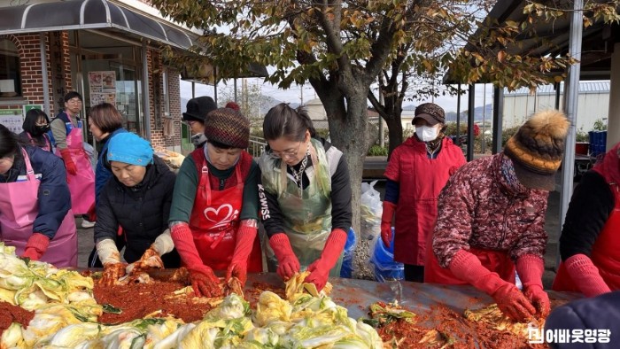 1.사진자료(백수읍 사랑의 김장김치 나눔행사) (1).jpg