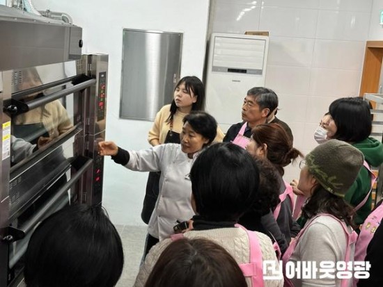 3.사진자료(영광군, 찰보리 문화 아카데미 제과기능사 과정 성황리에 마무리) (1).JPG