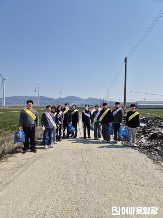 3.사진자료(백수읍, 쾌적한 환경 조성을 위한 정화활동 펼쳐) (1).jpeg