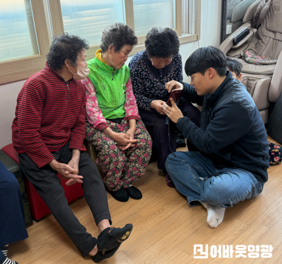 2.사진자료(묘량면,어르신 대상 찾아가는 스마트폰 교육).png