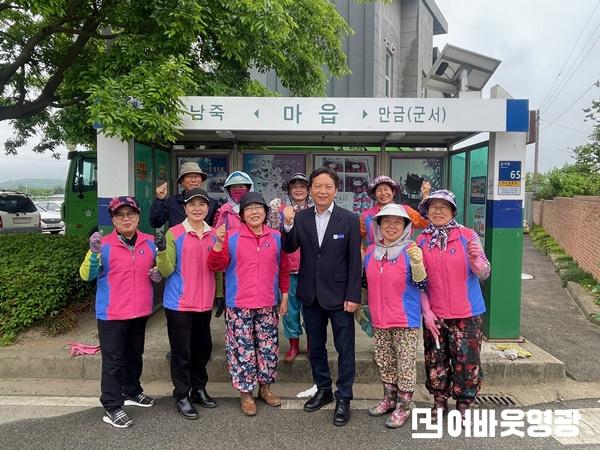 1.사진자료(군서면, 생활개선회 관내 버스 승강장 일제 정비 나서) (1).jpg