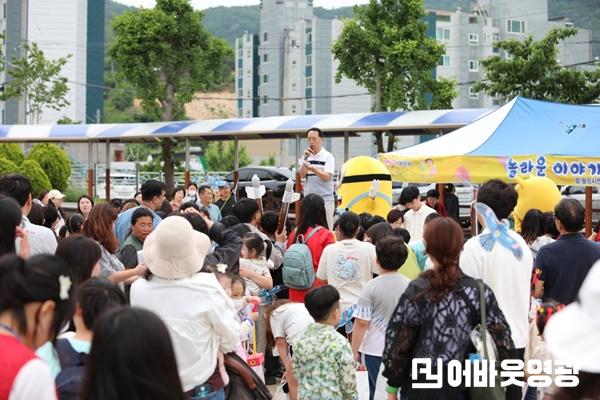 영광대교회가 주최한 ‘2025 영광군 어린이 대잔치’에서 행사 진행자가 경품 추첨을 진행하고 있다. [사진=영광대교회].jpg