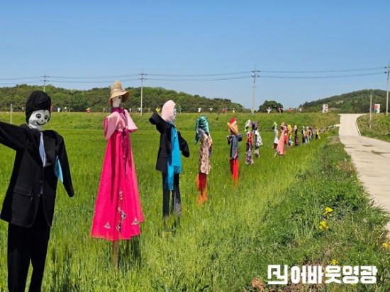 2.사진자료(전남 최대 규모 허수아비 전시, 영광찰보리축제서 선보인다) (3).jpg