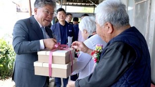 3.사진자료(사랑의 밥그릇 전달) (1).JPG