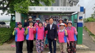 1.사진자료(군서면, 생활개선회 관내 버스 승강장 일제 정비 나서) (1).jpg