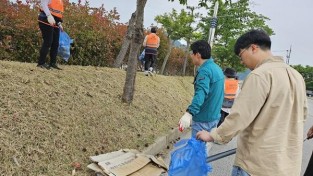 1.법성면 기관,사회단체, 단오제 대비 환경정화활동 펼쳐 (3).jpg