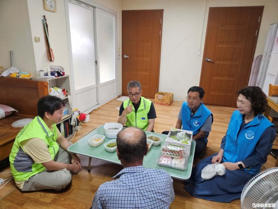 10.사진(불갑면 지역사회보장협의체, 추석맞이 명절 음식 전달).jpg