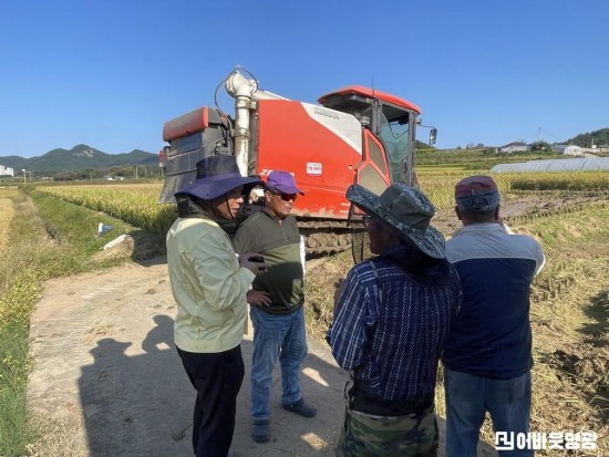 3.사진(군서면,가을걷이 벼 수확 현장 찾아 격려 나서)2.jpeg