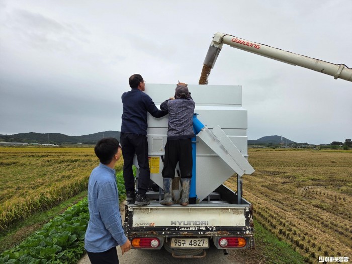2.사진(군남면, 벼 수확 현장 찾아 농업인 격려).jpg