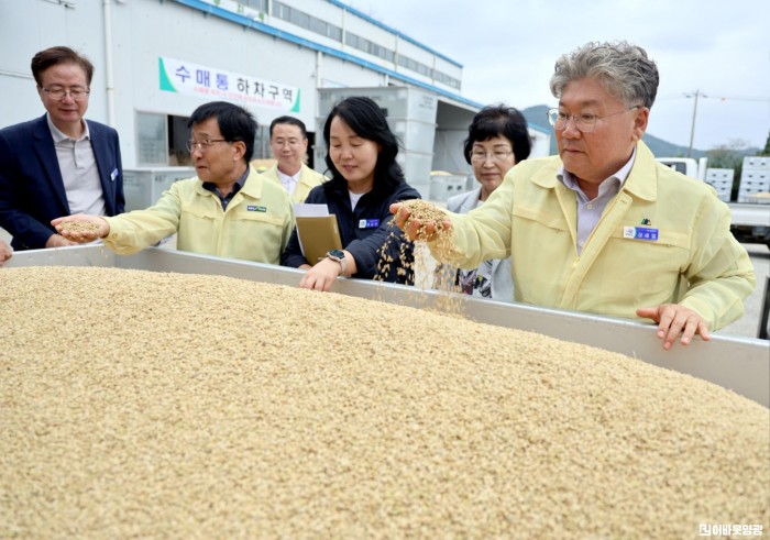 1.사진(영광군수, 산물벼 매입 현장 찾아 농업인 격려)1.JPG