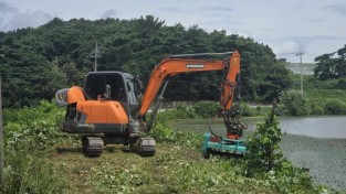 2.사진(농업용저수지 제방 잡목제거)2.jpg