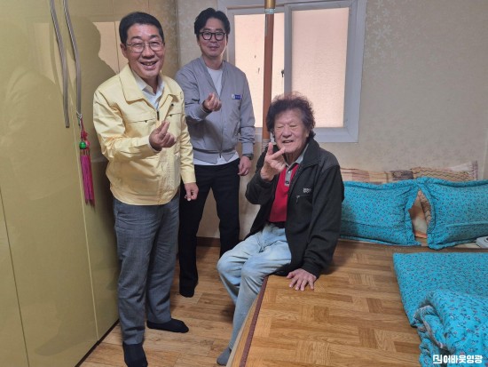 2.사진(영광읍 지역사회보장협의회, 취약계층 전기장판 전달).jpg