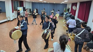 2.사진(덩덩 궁따궁 웃음이 넘치는 염산면 농악교실)2.jpg