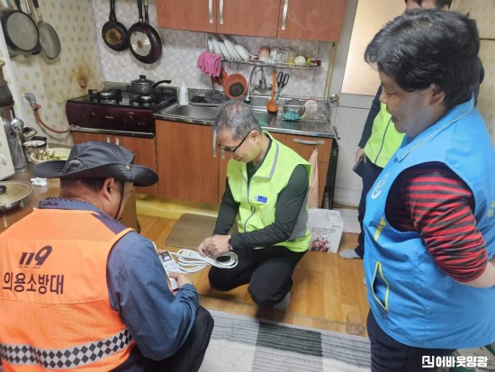 6.사진(불갑면, 전기안전 취약가구 30가구 멀티탭 교체)1.jpeg