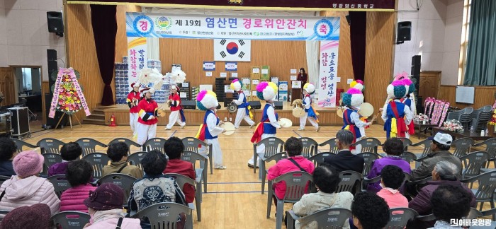 3.사진(염산면 농악교실 장구․북 기증 ․․․ 전통가락 계승 ‘한마음’)2.jpg