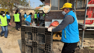 6.사진(백수읍 우리동네복지기동대, 취약가구 주거환경 개선 실시)1.png