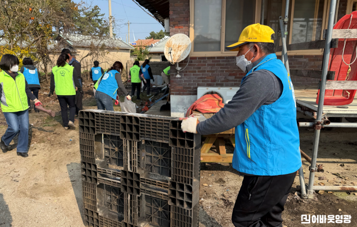6.사진(백수읍 우리동네복지기동대, 취약가구 주거환경 개선 실시)1.png
