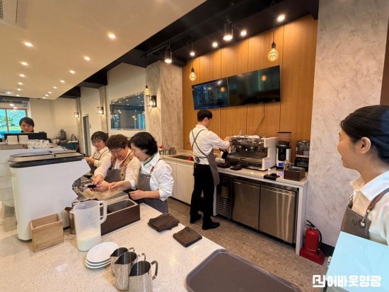 6.사진(찰보리 향기 가득한‘바리스타 2급 자격증반’15명 수료)2.jpg