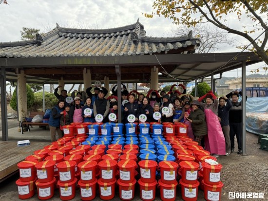 3.사진(백수 어머니봉사대 김치나눔행사).jpeg