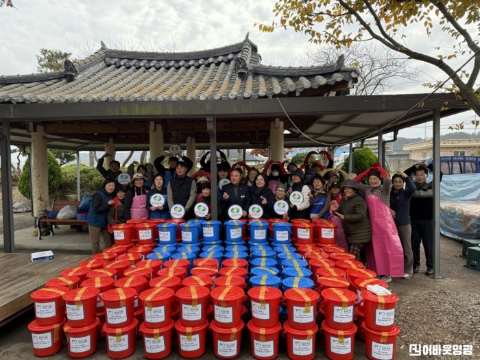 3.사진(백수 어머니봉사대 김치나눔행사).jpeg