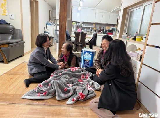 2.사진(백수읍, 장수어르신 생신축하 물품 전달)1.jpg