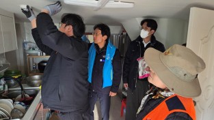 6.사진(법성면 안전협의체, 안전 취약계층 멀티탭 교체 사업 추진).jpg