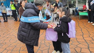 2.사진(등굣길에 시작된 안전약속, 아동학대예방 및 청소년유해환경 근절 캠페인)1.jpg