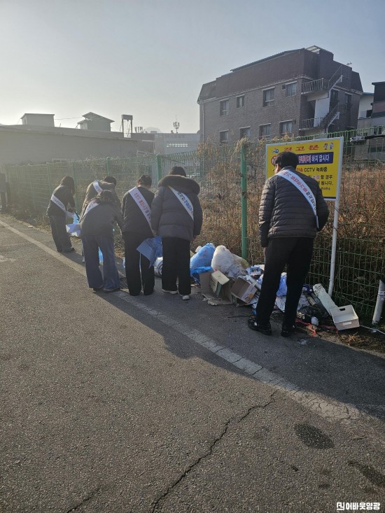 5.사진(법성면, 설맞이 환경 취약지 집중 정비).jpg