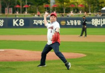 강종만 영광군수, 축제 성공기원 프로야구 시구 선보여